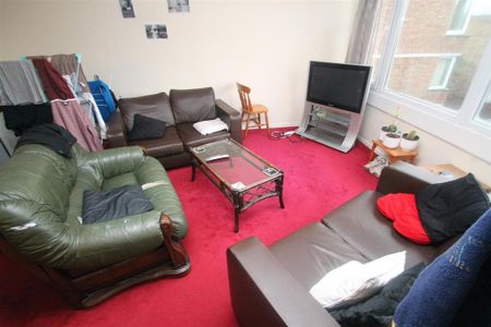 4 bedroom flat to rent - Photo 2