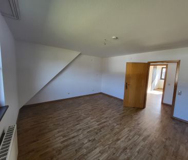 Großzügige Dachgeschosswohnung mit Balkon und schöner Aussicht! - Foto 1