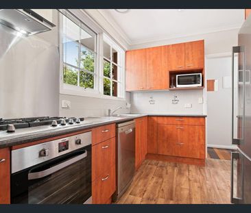 Single-level simplicity paired with unbeatable location! - Photo 5