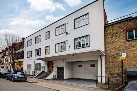 A spacious two bedroom flat situated on Severus Road. - Photo 3