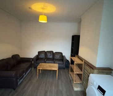 Room 5, Knowle Avenue, Burley, Leeds, LS4 2PQ - Photo 1