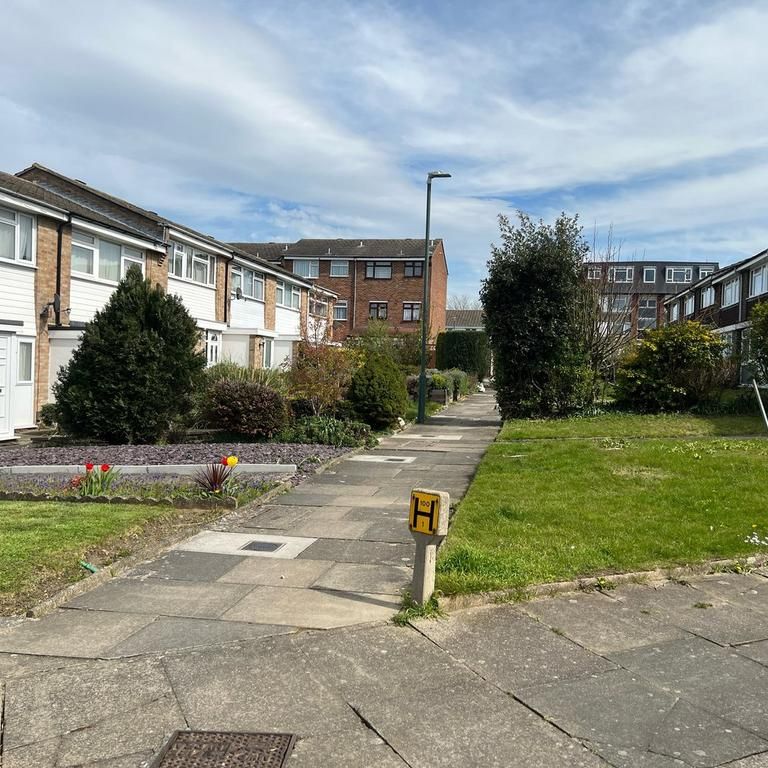 3 bedroom end of terrace house to rent - Photo 2