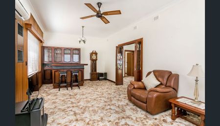 Charming Home - Photo 2