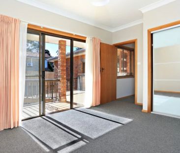 Light-Filled Apartment Offering Comfort and Convenience - Photo 4