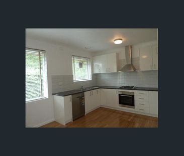 SPACIOUS APARTMENT IN GREAT LOCATION - Photo 4