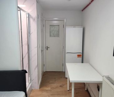 1 bedroom in a house share to rent - Photo 4