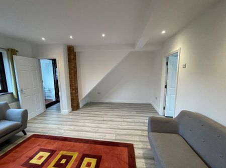 4 bedroom end of terrace house to rent - Photo 2