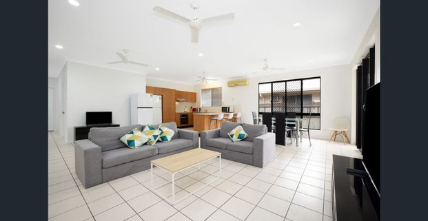 Modern Furnished Property - SHARE HOUSE with one room with shared bathroom available - Female only - Photo 1