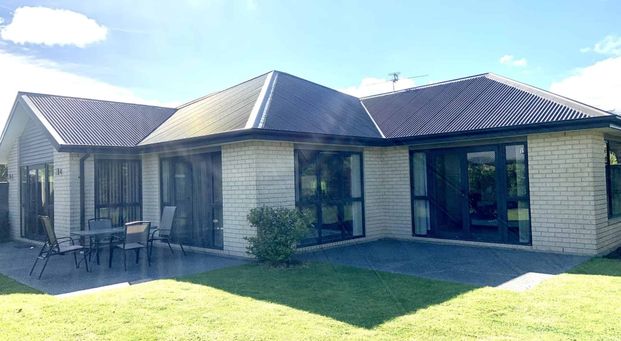 Fantastic fully furnished family home situated in a quiet cul-de-sac in established subdivision! - Photo 1