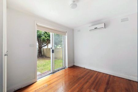 Spacious Ground-Floor One-Bedroom Apartment with Massive Courtyard! - Photo 3