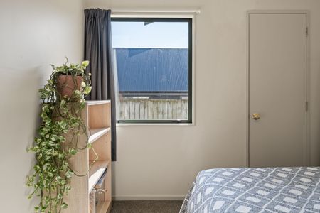 Welcome to this spacious and versatile 4-bedroom rental home. - Photo 5