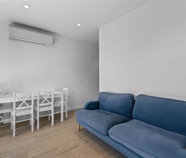 Stylish Southbank Apartment with Secure Parking & Premium Facilities - Photo 4