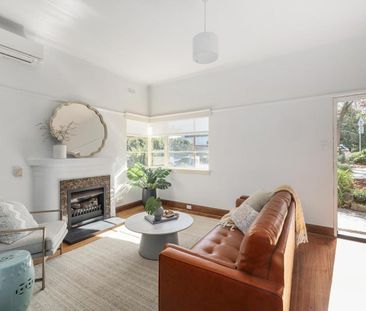 Charming Art Deco 3-Bedroom + Study Ground Floor Apartment in Prime Location - Photo 1