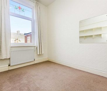 3 bedroom flat to rent - Photo 5