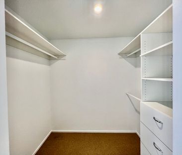Luxurious 3 bedrooms Living in Camperdown's Heart - Photo 2