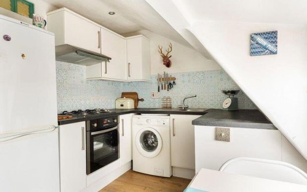 A fantastic 2 double bedroom flat with wonderful views across Clifton situated seconds from the village. Available now! - Photo 1