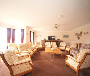 1 bedroom retirement property to rent - Photo 3