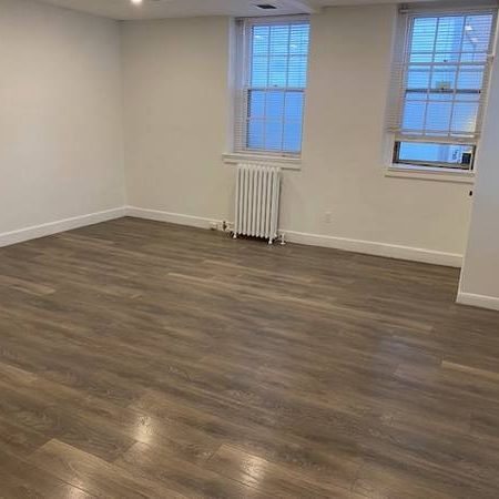 Bright & Spacious 3+ bedroom on Bloor subway line. - Photo 4