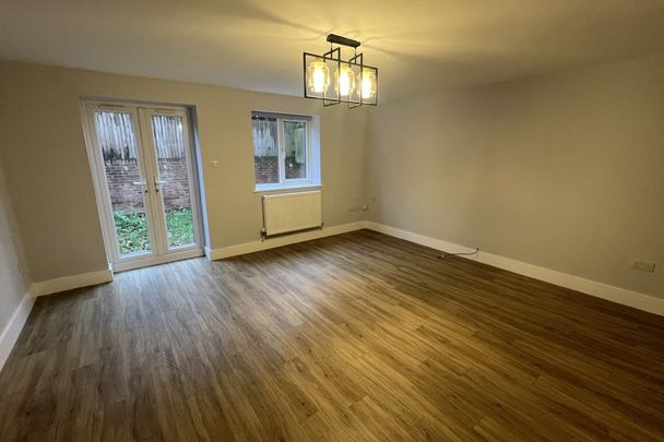 Lily Close - Photo 1