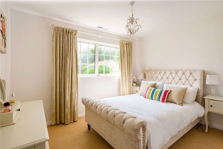 Beautifully presented family home in this sought after village - Photo 4