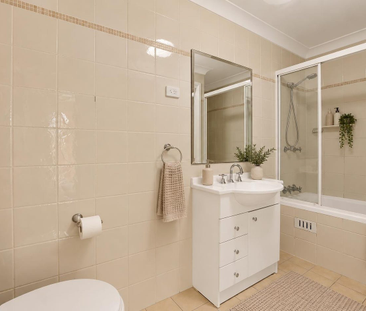 Freshly Updated One-Bedroom Apartment I Prime Erskineville Location - Photo 6