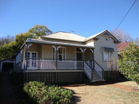 10 Godfrey Street, EAST TOOWOOMBA - Photo 2