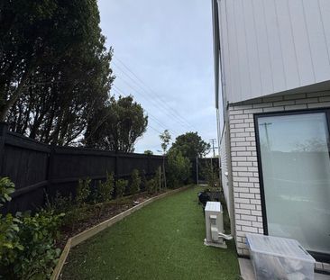 Modern, Sunny, Private and Fully Fenced Townhouse - Photo 3