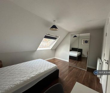 1 bedroom in a house share to rent - Photo 2