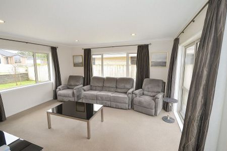 5 bedroom Parkhaven Estate, Papakura family home - Photo 4