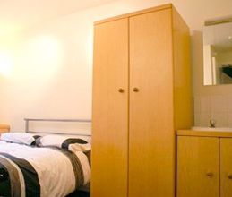 Superb 5 Bed Townhouse - Photo 5