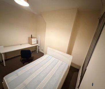Room in a Shared House, Strawberry Road, M6 - Photo 2