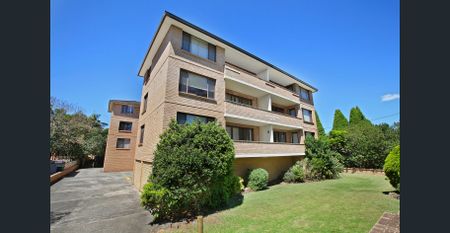 Three-Bedroom Apartment in Prime Location - Photo 5