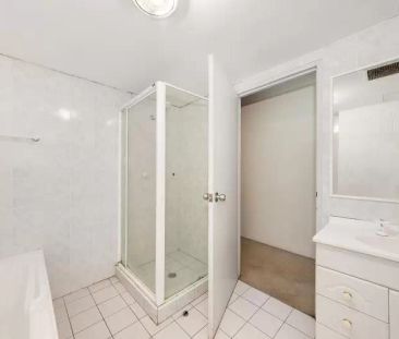 Apartment with 2 bedrooms, 1 bathroom & parking for 1 car - Photo 2