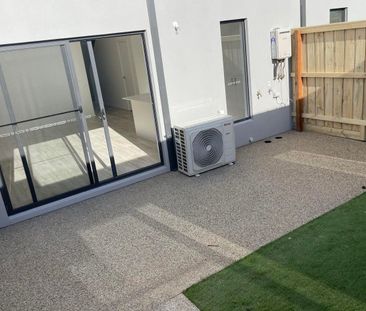 Amazing townhome, 3 bed, 2 living! - Photo 4