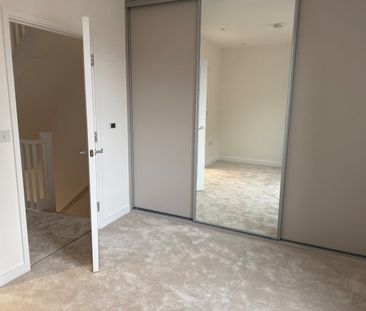 3 Bed Terraced House, Arthur Drummond Avenue, SE18 - Photo 4