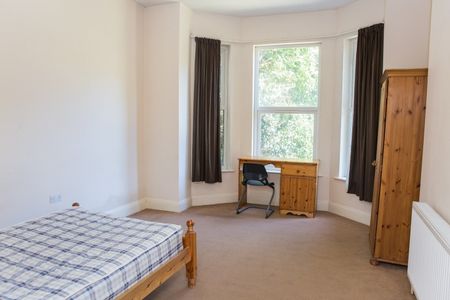 9 Bed Detached House, Hill Lane, SO15 - Photo 3