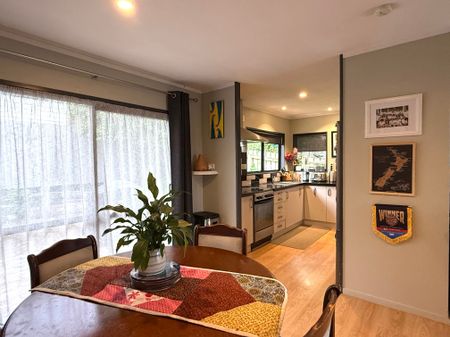 Spacious 3 Bedroom Family Home with Elevated Views Over Waipuna Park - Photo 4