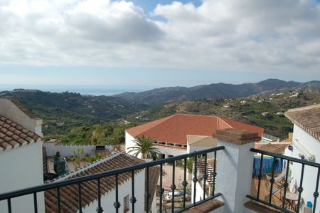 A one bedroomed atico with aircon available for winter rental in Frigiliana - Photo 3