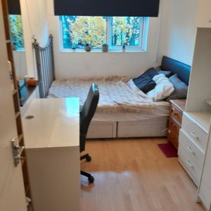 Room in a Shared House, Tresham Crescent, NW8 - Photo 2