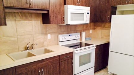 Modern Corner Unit Townhouse In Sage Hill – 2 Bed, 1.5 Bath With Garage. - Photo 3