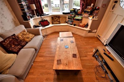 7 bedroom House in Moor Park Drive, Leeds - Photo 3