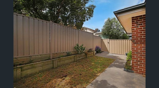 2/5 Dorrington Avenue, Reservoir VIC 3073 - Photo 1