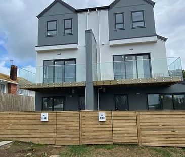 Spacious 2-Bedroom Townhouse - Ranui - Photo 3