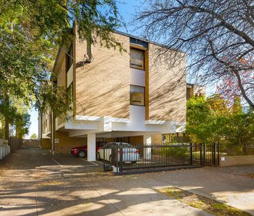 Sun-drenched apartment in sought-after Park street - Photo 4