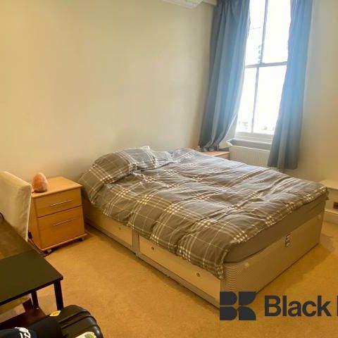 Large, bright and airy three bedroom, two bathroom flat - Photo 1