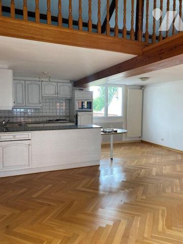 Au 1er étage, appartement T2 en duplex Un séjour avec cuisine équipée, une chambre, une pièce, ... - Photo 3