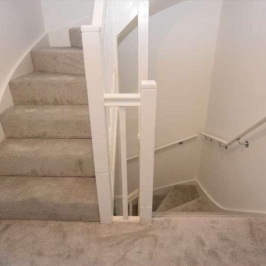 Fortune Avenue, Edgware, HA8 - Photo 1