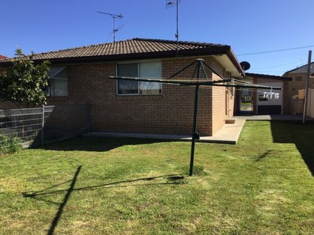 SOUTH TAMWORTH - Spacious Duplex with Yard - Photo 2