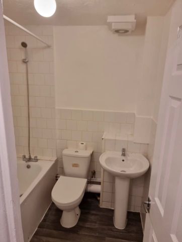 1 Bed Flat, Abingdon Close, SE1 - Photo 2