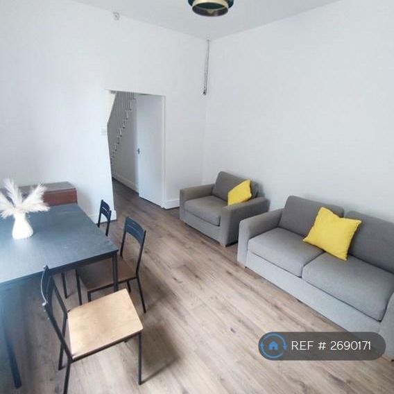 1 bedroom in a house share to rent - Photo 1